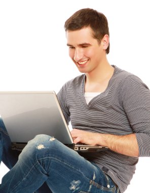 bir dizüstü bilgisayar ile çalışan adam