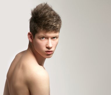 genç yakışıklı bir saç modeli ile