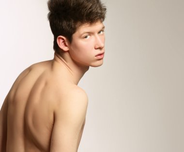 genç yakışıklı bir saç modeli ile