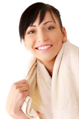 Havlu taşıyan genç bir kadın.