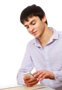 adam cep telefonuyla masasında