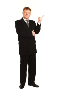 adam bir şeyler gösteriyor