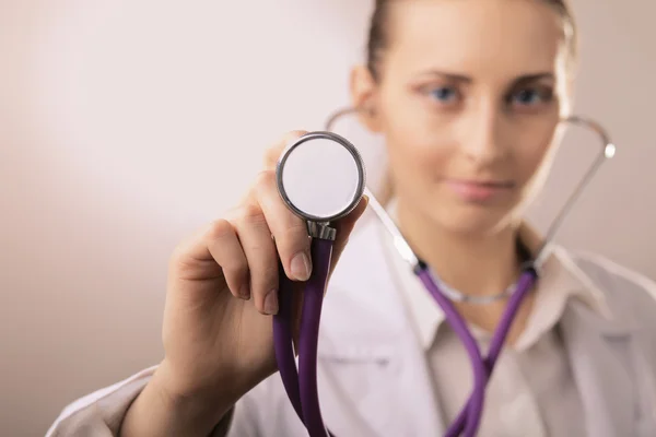 Ženský lékař používající stetoskop — Stock fotografie