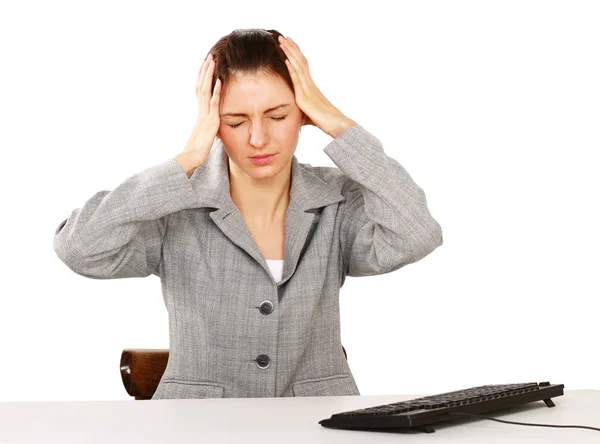 Femme fatiguée assise sur le bureau — Photo