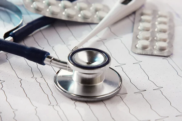 Stethoscope and pills — Stock Photo, Image