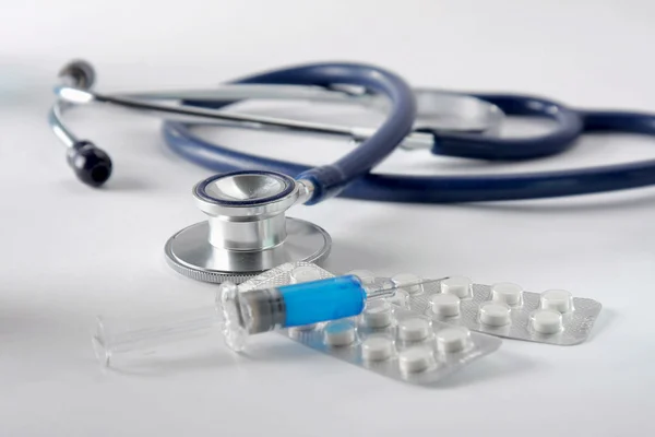Stethoscope, pills, syringe — Stock Photo, Image