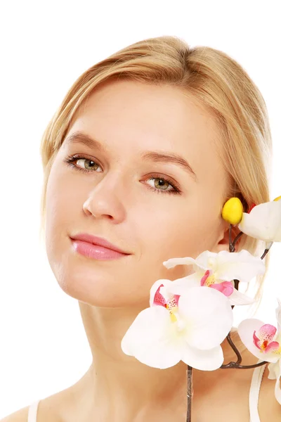 Hermosa mujer sosteniendo una flor — Foto de Stock