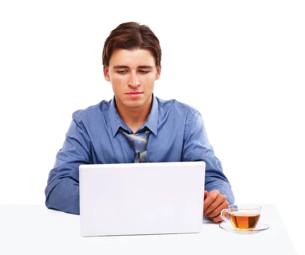 Homem sentado na frente de um laptop — Fotografia de Stock