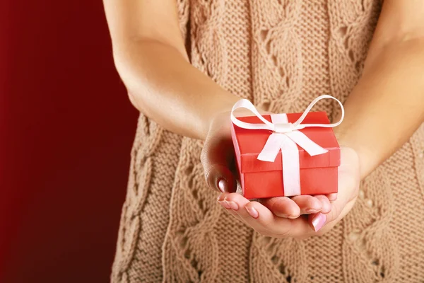 Mano femenina sosteniendo caja de regalo — Foto de Stock