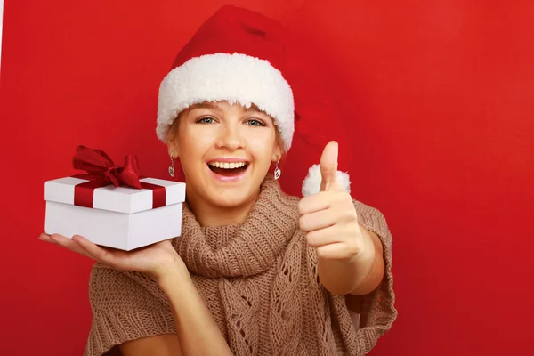 Mujer en sombrero de santa con regalos de Navidad —  Fotos de Stock