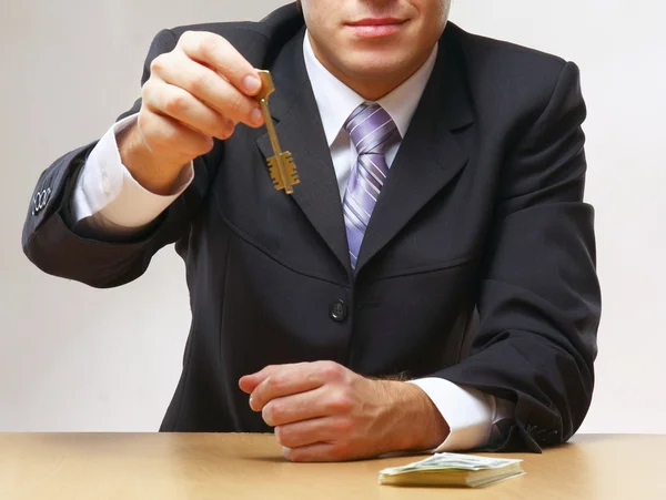 Homem dando uma chave — Fotografia de Stock