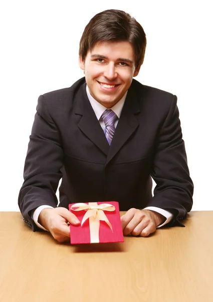 Empresário oferecendo um presente para você — Fotografia de Stock