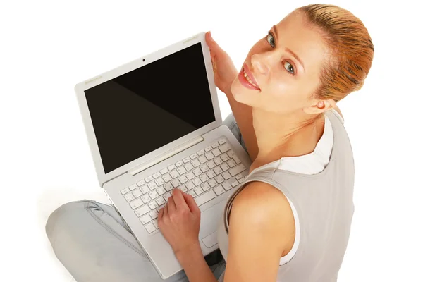 Kadın katta oturan bir dizüstü bilgisayar ile — Stok fotoğraf