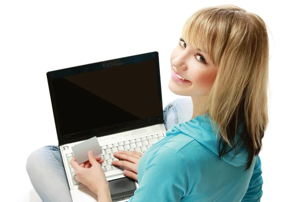 Woman holding a credit card and a laptop — Stock Photo, Image