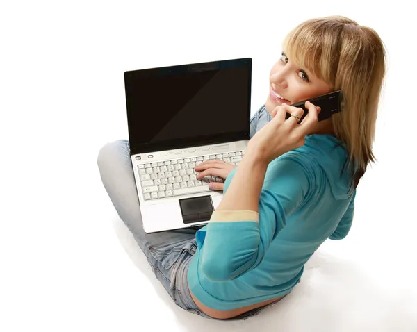 Chica con un ordenador portátil y teléfono móvil — Foto de Stock