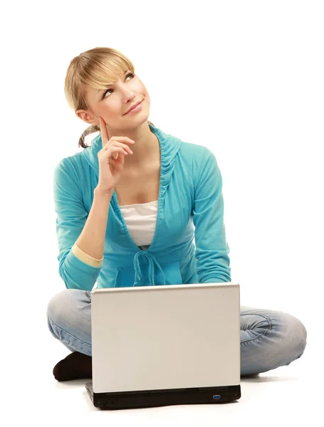 Девушка из колледжа сидит с ноутбуком — стоковое фото