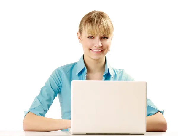女人坐在一台笔记本电脑 — 图库照片
