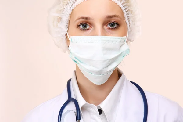 Femme médecin avec masque et casquette — Photo