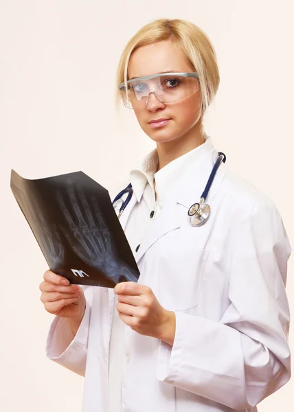 Médecin féminin examinant une image radiographique — Photo