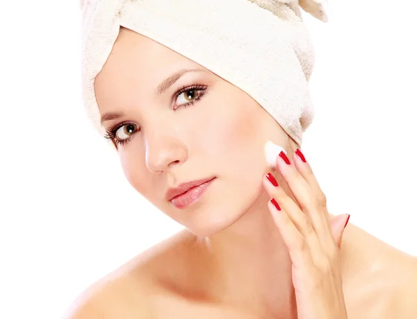 Donna con asciugamano bianco sulla testa — Foto Stock