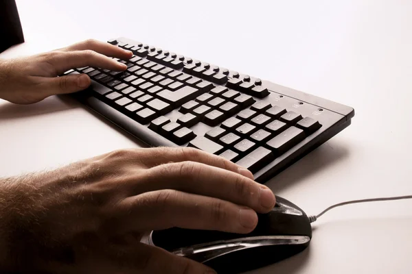 コンピューターのキーボード上の男性の手 — ストック写真
