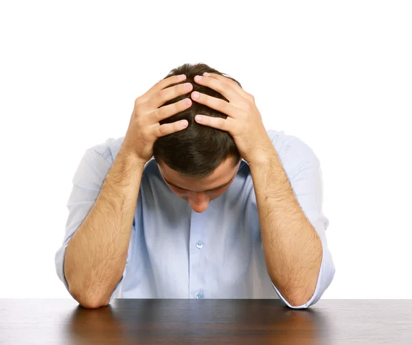 Hombre con dolor de cabeza en el escritorio — Foto de Stock