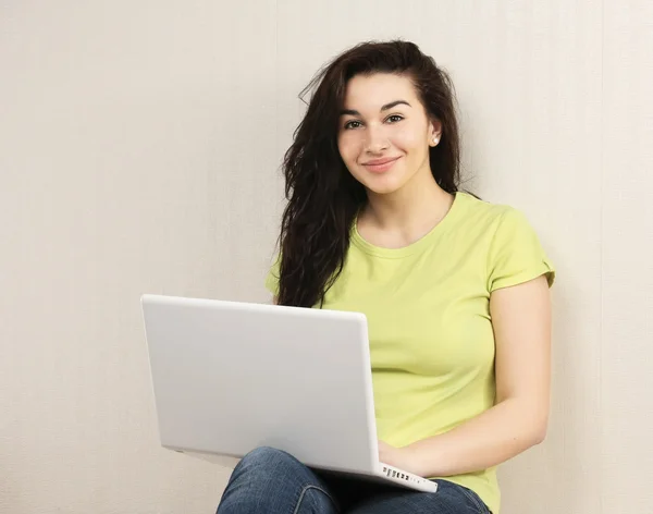 Jeune femme assise avec ordinateur portable — Photo
