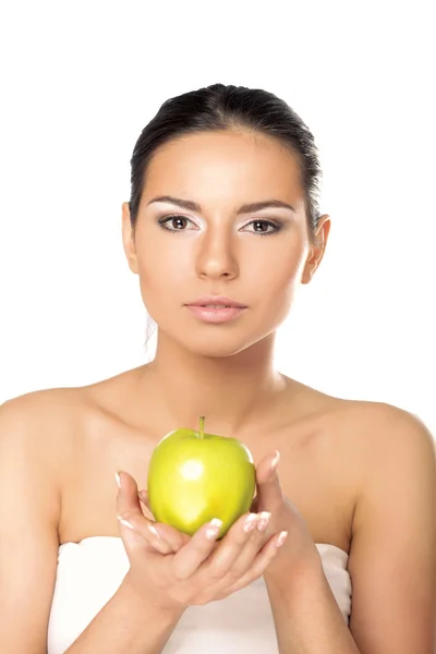 Jonge vrouw met een groene appel — Stockfoto