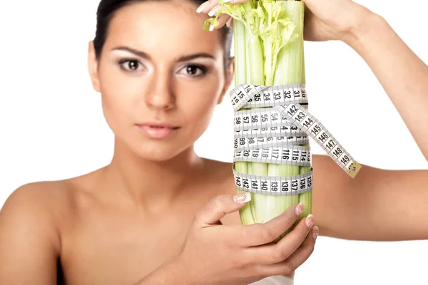 Mujer midiendo un vegetal con cinta métrica —  Fotos de Stock