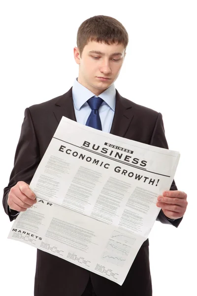Affärsman som läser en tidning — Stockfoto