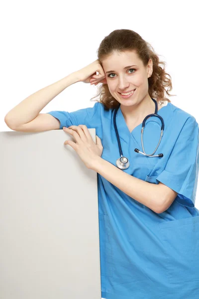Médica com uma prancha vazia — Fotografia de Stock