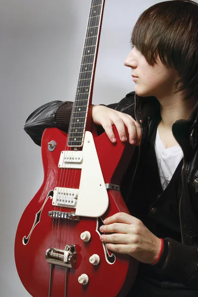 Un joven guitarrista — Foto de Stock