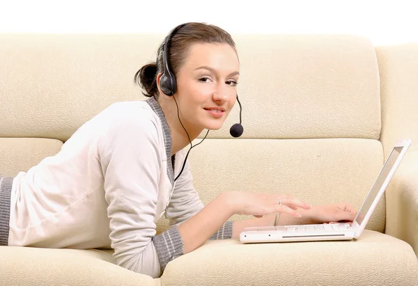 Giovane donna con computer portatile — Foto Stock