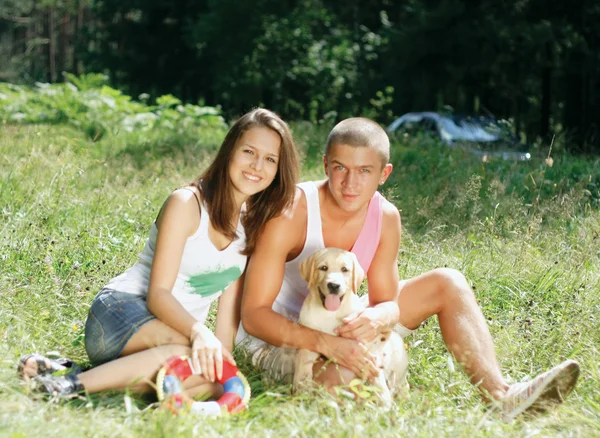 Çift ile onların köpek yavrusu — Stok fotoğraf