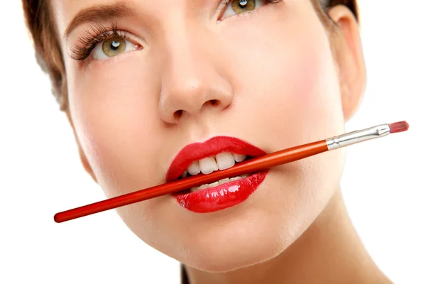 保持している女性の唇のメイクアップ ブラシ — ストック写真