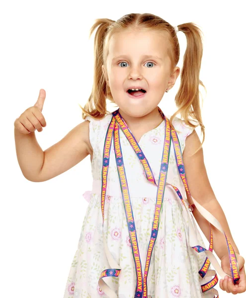 Pequena menina feliz mostrando ok — Fotografia de Stock