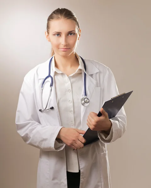 Ženský lékař se složkou — Stock fotografie