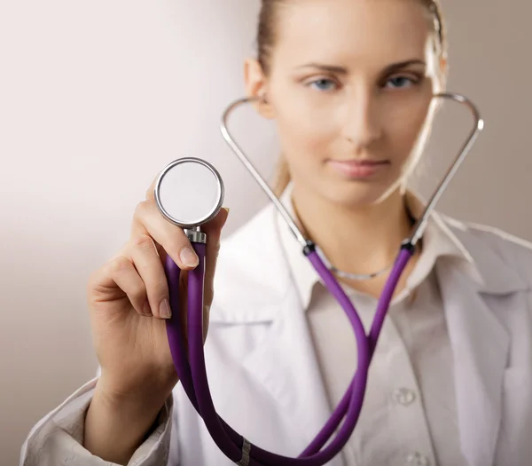 Médico femenino usando estetoscopio — Foto de Stock