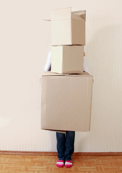Mulher segurando pilha de caixas — Fotografia de Stock