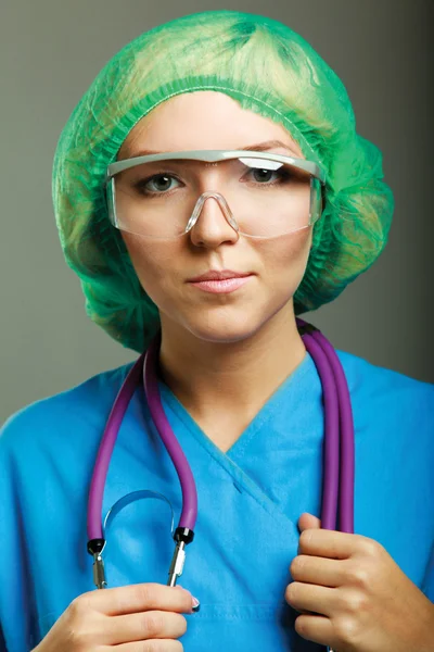 Une femme médecin en uniforme — Photo