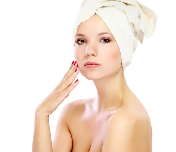 Kvinne med hvitt håndkle på hodet – stockfoto