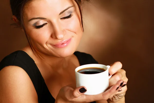 一个女人喝咖啡的肖像 — 图库照片