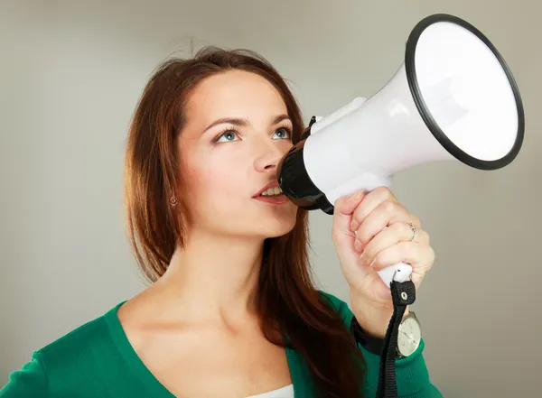 Mladá dívka křičí s megafon — Stock fotografie