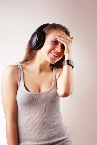 Flicka lyssnar musik i hörlurar — Stockfoto