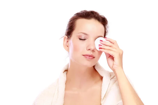 Jovem mulher limpeza rosto — Fotografia de Stock