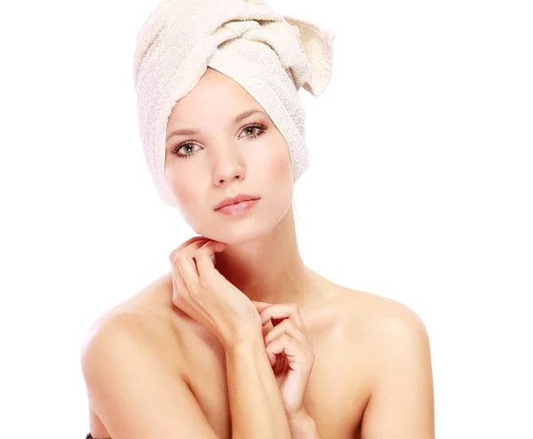 Kobieta z biały ręcznik na głowie — Zdjęcie stockowe