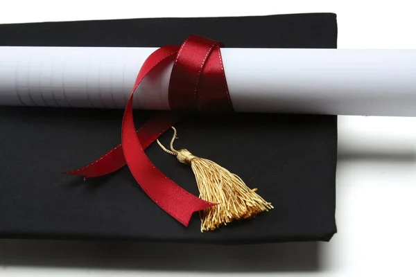 Un diploma universitario con un nastro rosso — Foto Stock