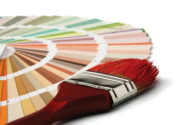 Close-up de uma paleta de cores e uma escova — Fotografia de Stock