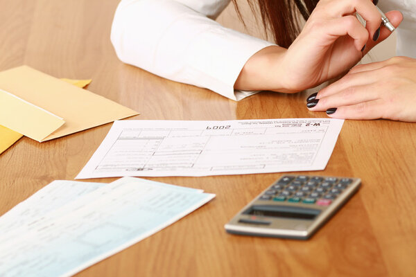 Девушка с помощью калькулятора
