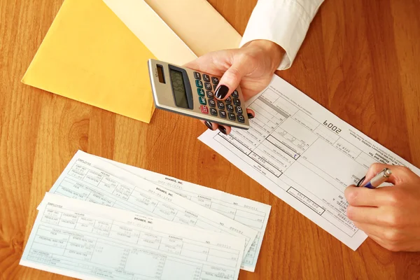 Young woman using a calculator — Stock Photo, Image